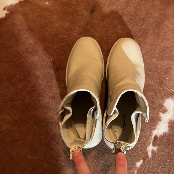 Quipid Boots 
size 8 - Picture 5 of 5